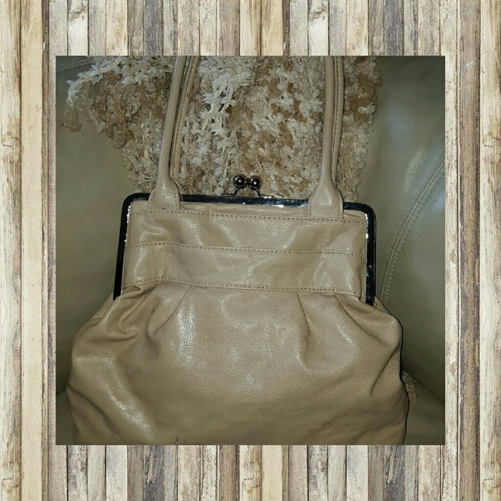 Bueno snap kiss purse